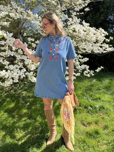 Robe en jean avec broderies fleurs
