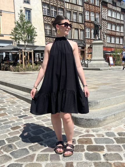 Robe courte à col montant