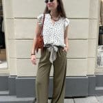 Pantalon kaki à ceinture rayée