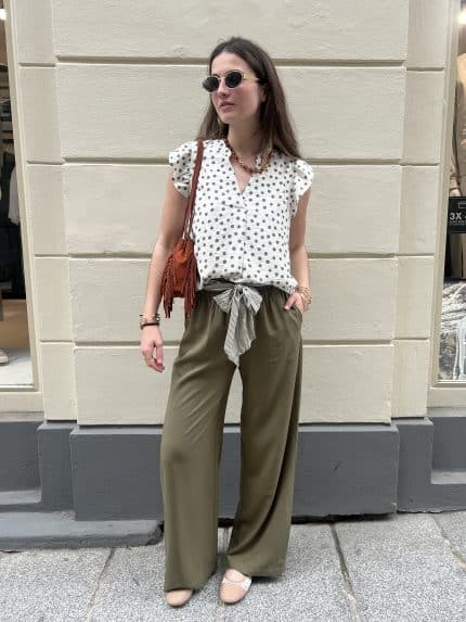 Pantalon kaki à ceinture rayée