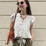 Haut blanc à pois kaki et manches volantées