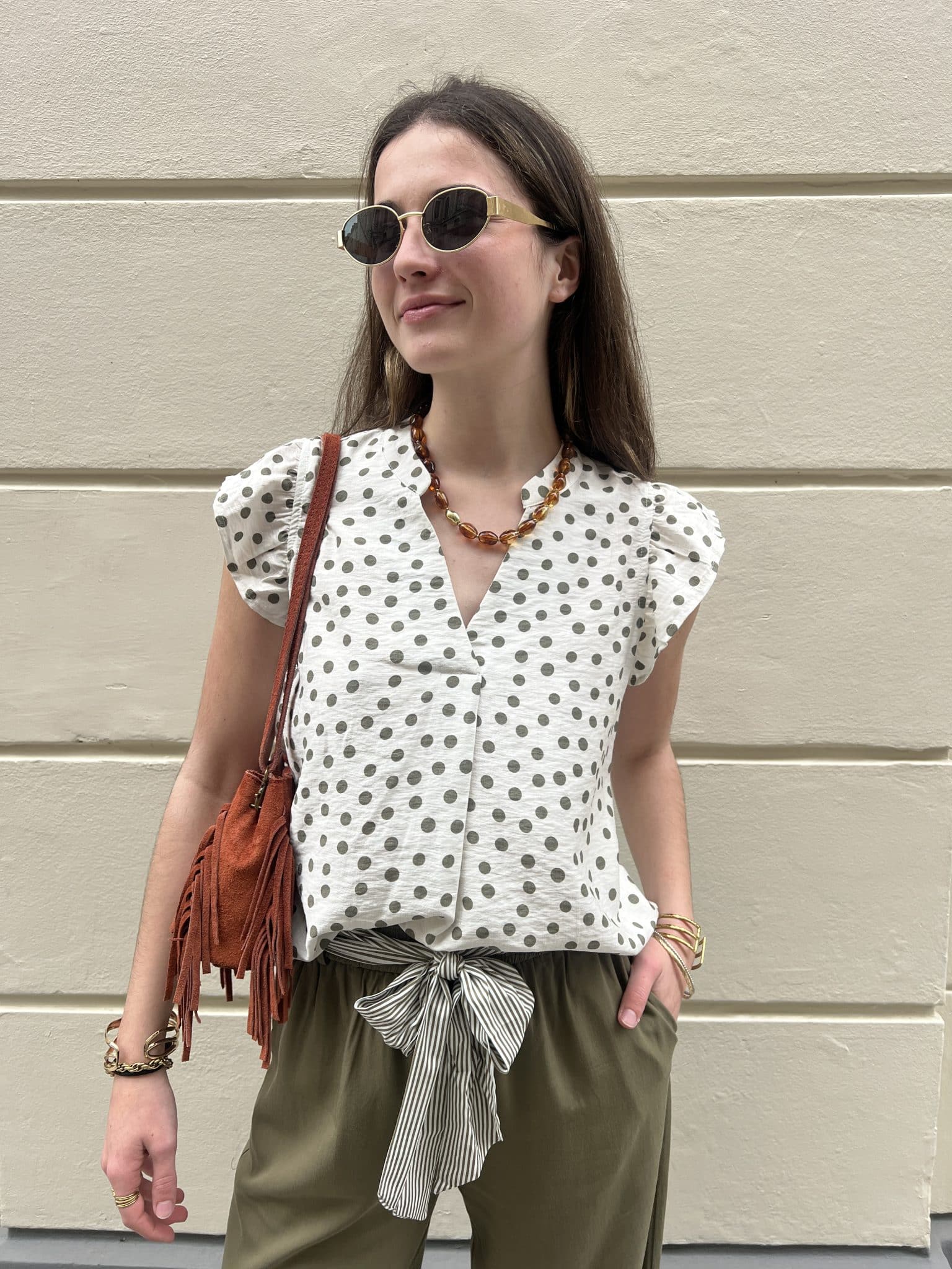 Haut blanc à pois kaki et manches volantées Haut blanc à pois kaki et manches volantées