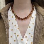 Collier aux pierres couleur ambre