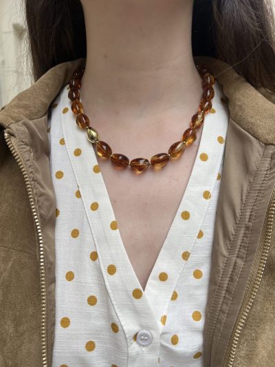 Collier aux pierres couleur ambre