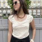 Top blanc avec pois noirs et décolleté en cœur