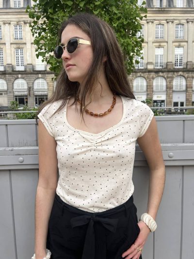 Top blanc avec pois noirs et décolleté en cœur