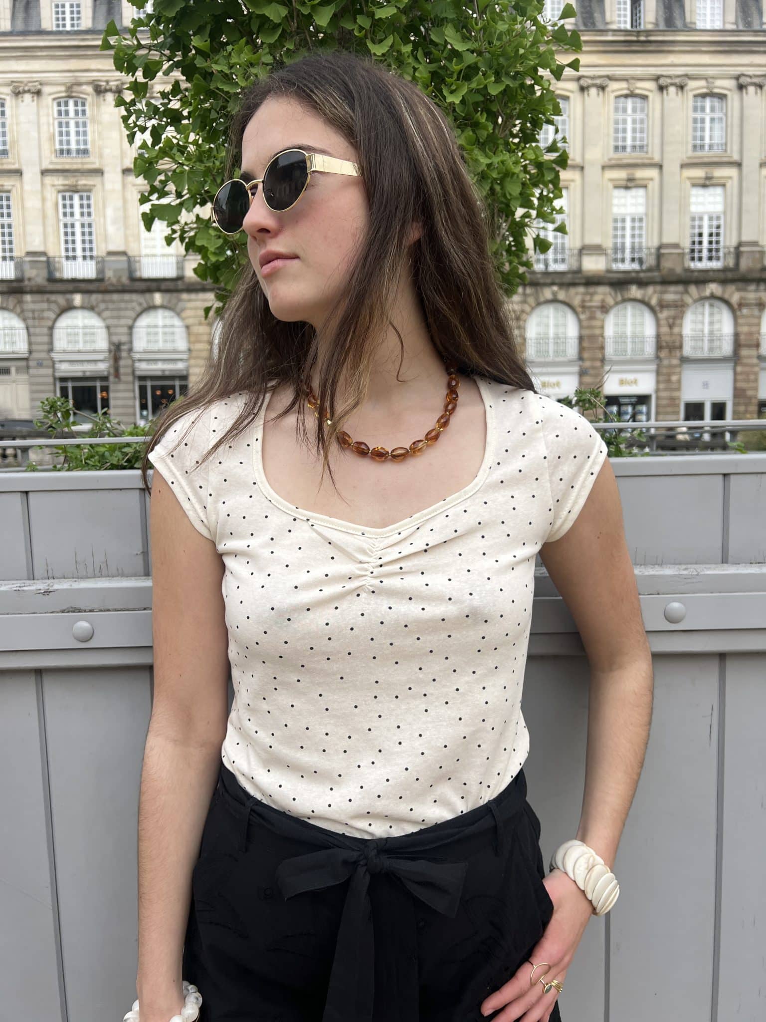 Top blanc avec pois noirs et décolleté en cœur Top blanc avec pois noirs et décolleté en cœur