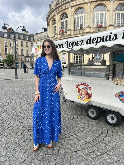 Robe longue bleue à pois blancs
