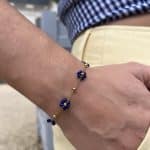 Bracelet doré avec fleurs bleues