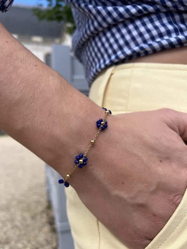 Bracelet doré avec fleurs bleues