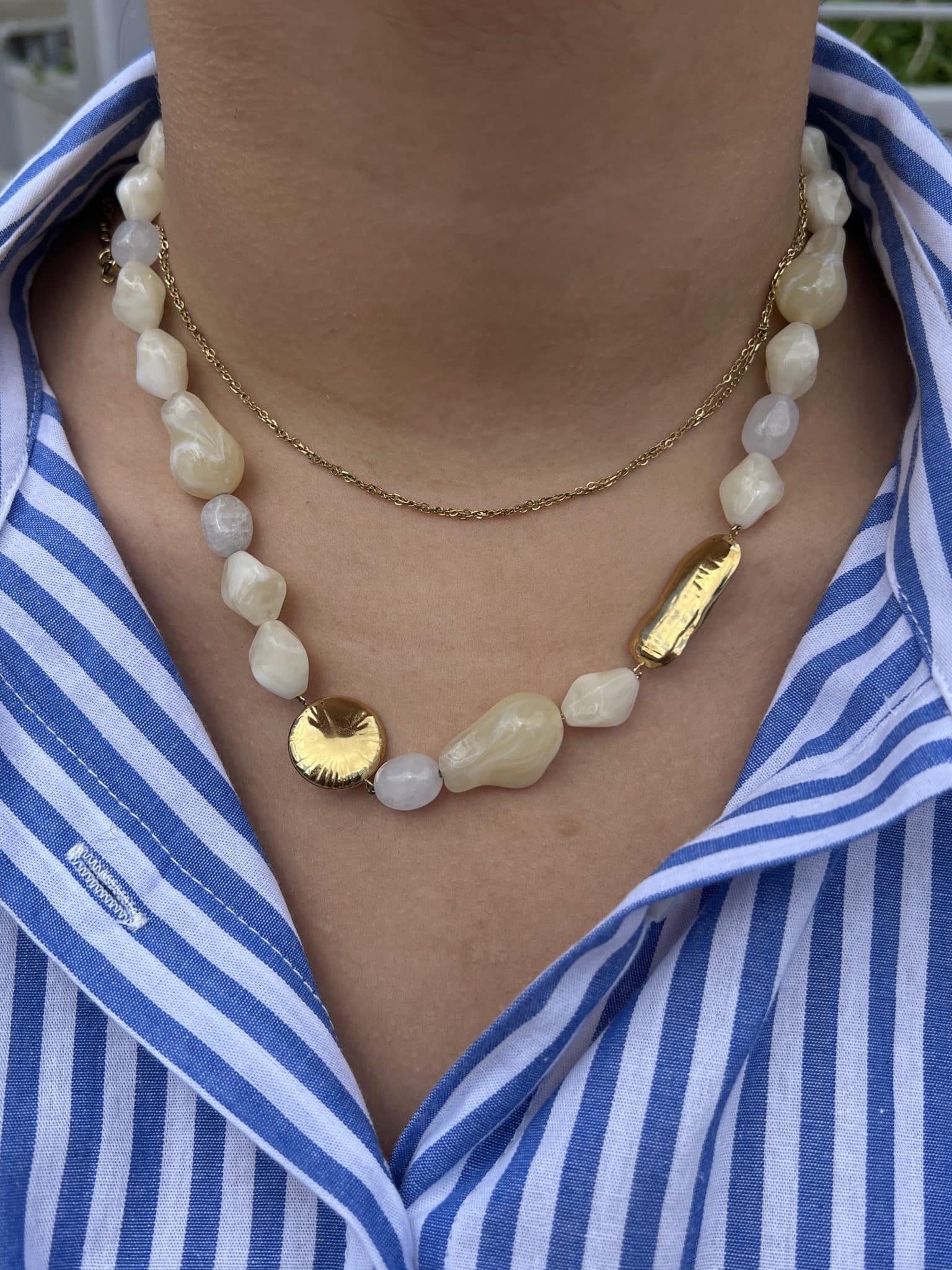 Collier pierres blanches et dorées Collier pierres blanches et dorées