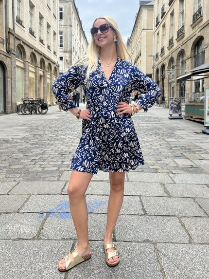 Robe courte bleue à imprimés