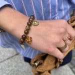 Bracelet à perles et charms marrons