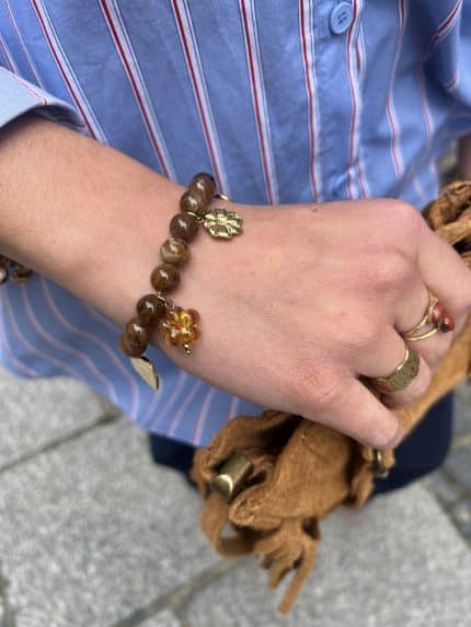 Bracelet à perles et charms marrons