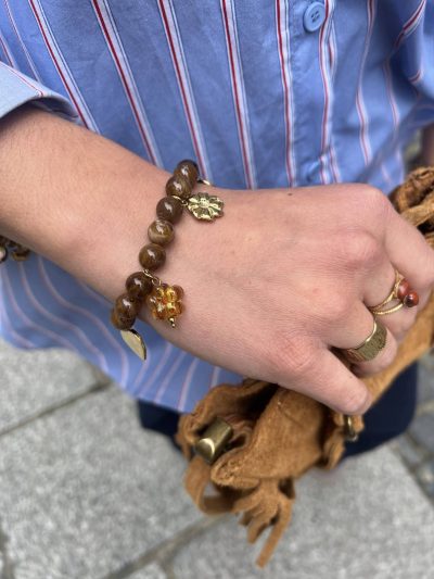 Bracelet à perles et charms marrons