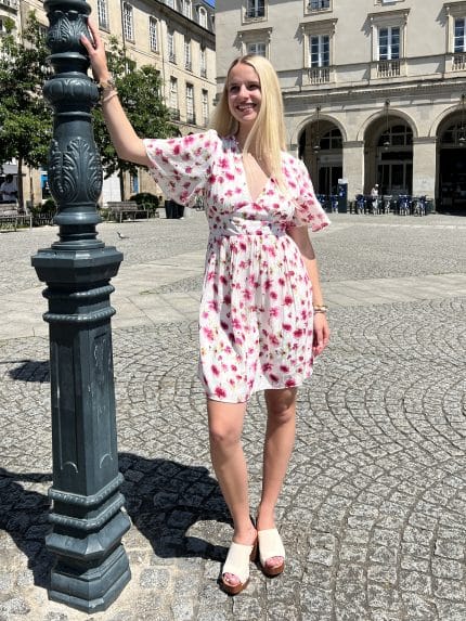 Robe courte à fleurs roses
