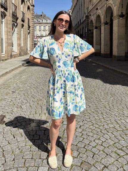 Robe fleurie à manches volantées
