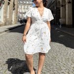 Robe courte blanche à fleurs jaunes