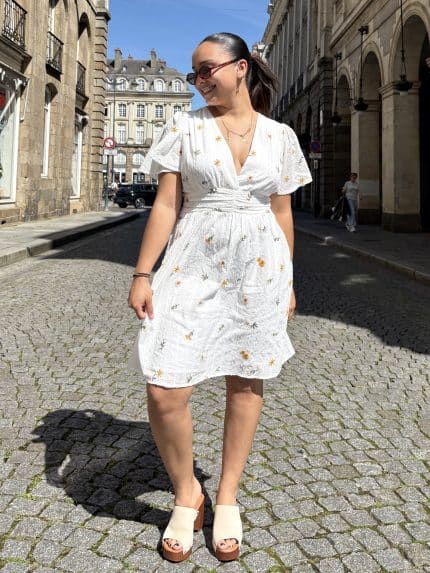 Robe courte blanche à fleurs jaunes