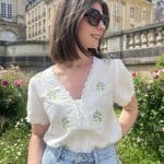 Blouse décolletée à broderies