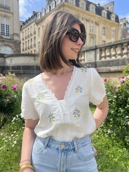 Blouse décolletée à broderies