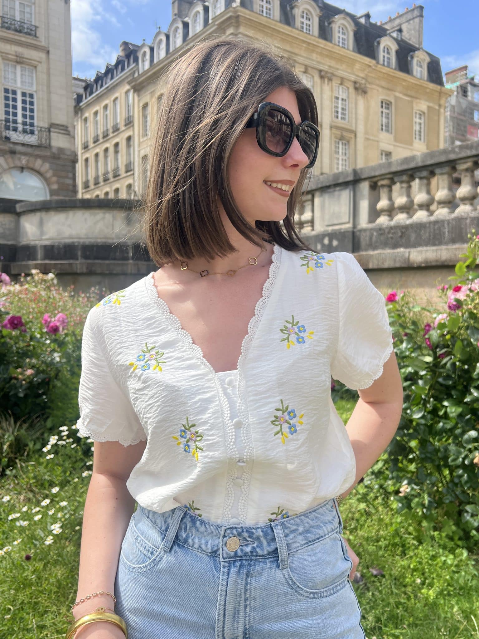 Blouse décolletée à broderies Blouse décolletée à broderies