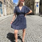 Robe bleu marine à pois blancs