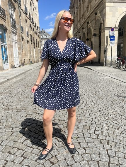 Robe bleu marine à pois blancs