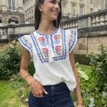 Blouse avec broderies colorées et pompons