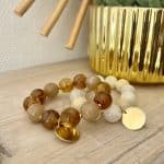 Bracelet en pierres avec charms