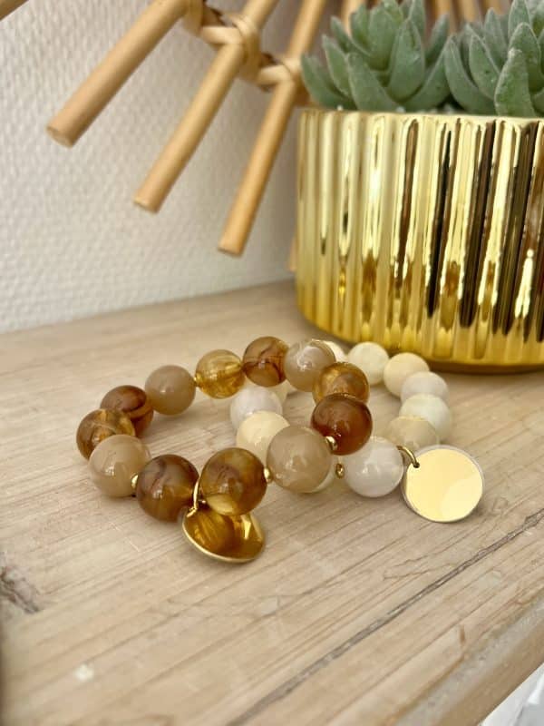 Bracelet en pierres avec charms