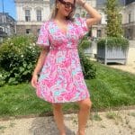 Robe courte aux couleurs vibrantes