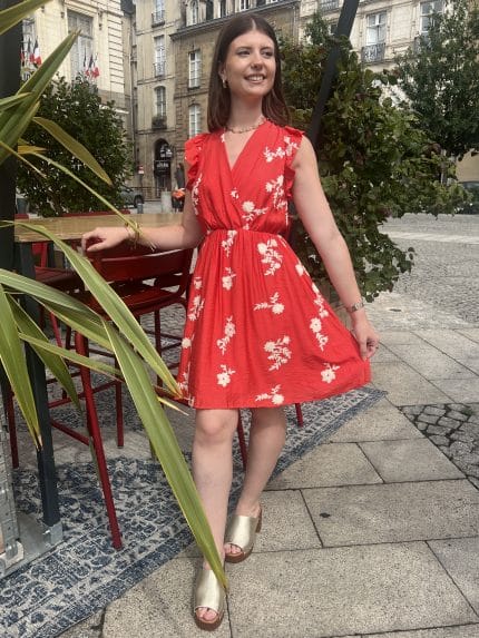 Robe à broderies et manches volantées