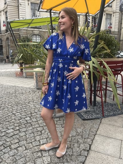 Robe courte à broderies blanches