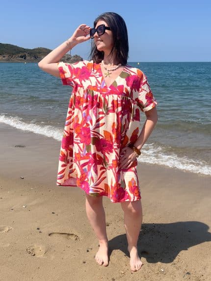 Robe short à motif exotique Composition : 75% viscose, 25% polyamide Entretien : Lavage à la main à froid recommandé. Repassage à basse température. Eviter le sèche-linge afin de préserver la qualité et la tenue du tissu.