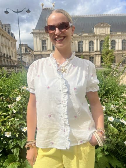 Blouse à col victorien et fleurs brodées