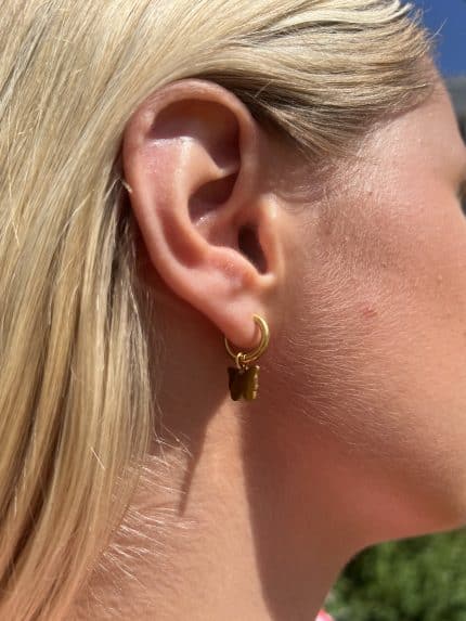 Apportez une touche de délicatesse à votre look avec ces boucles d'oreilles papillon. Élégantes et féminines, elles illuminent votre visage tout en ajoutant une note de légèreté à vos tenues.