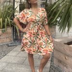 Robe courte aux tons naturels