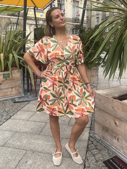 Robe courte aux tons naturels