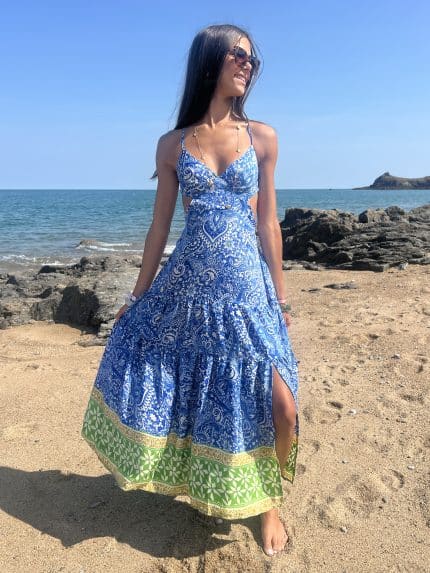 Robe colorée à découpes et dos nu