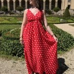 Robe à pois rouges avec bretelles nouées