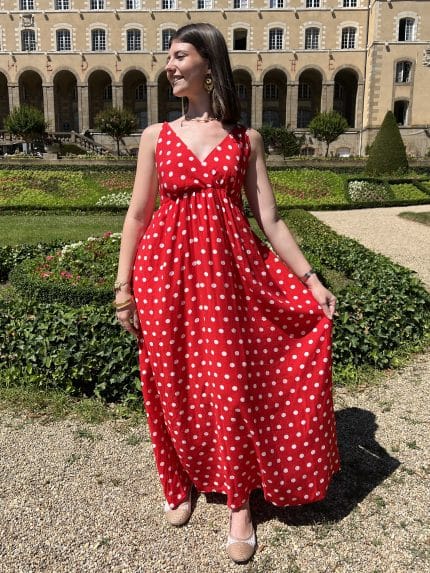 Robe à pois rouges avec bretelles nouées