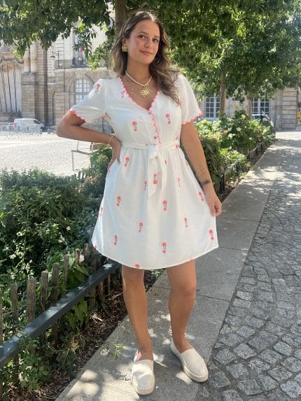 Robe courte avec détails roses