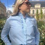 Chemise bleue à col victorien