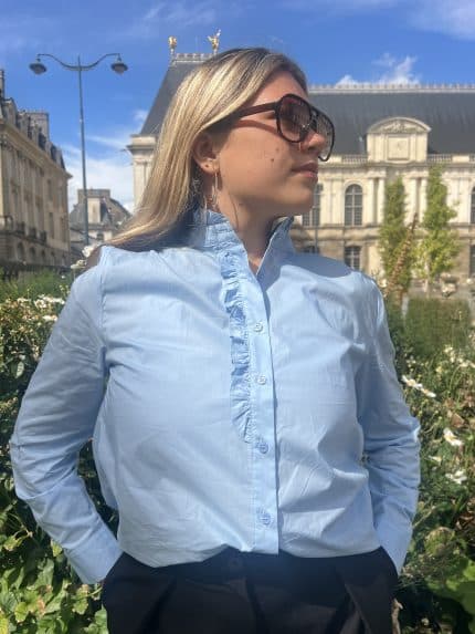 Chemise bleue à col victorien
