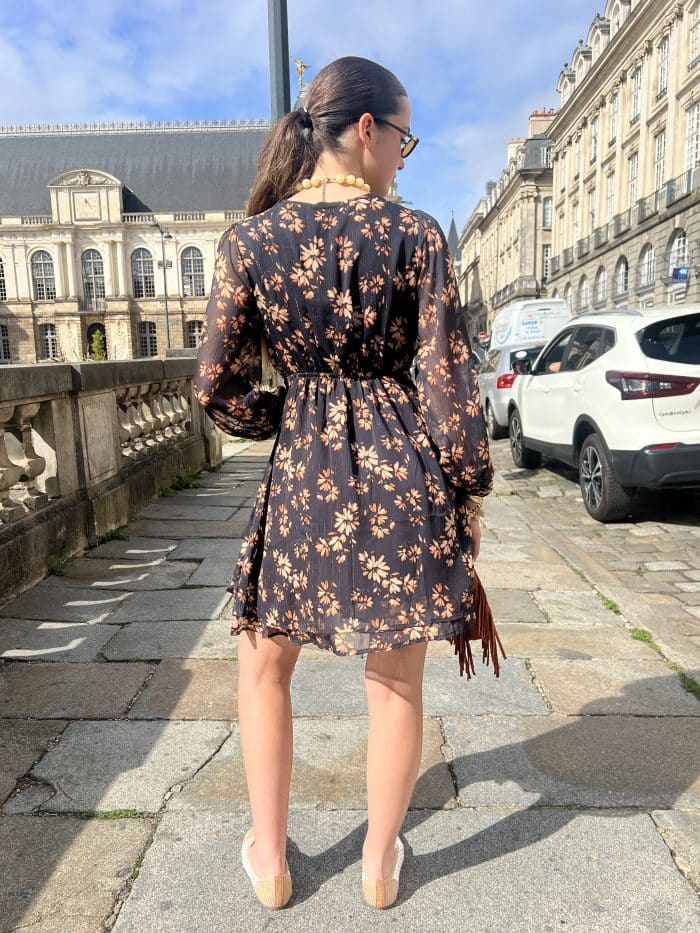 Robe courte à imprimé floral noir et camel