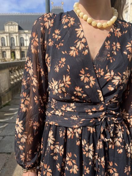 Robe courte à imprimé floral noir et camel