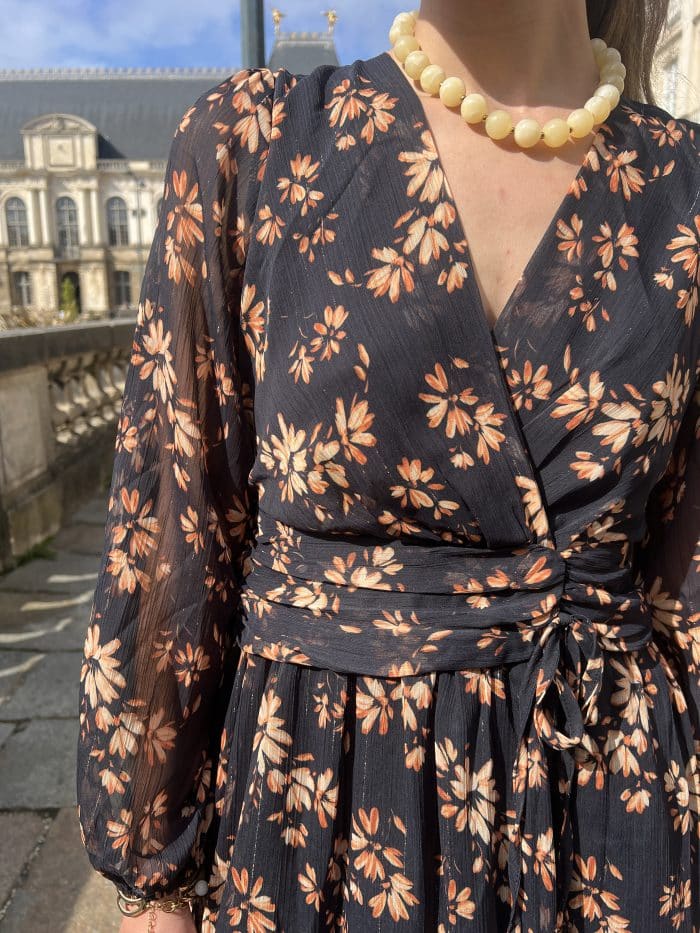 Robe courte à imprimé floral noir et camel