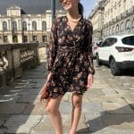Robe courte à imprimé floral noir et camel