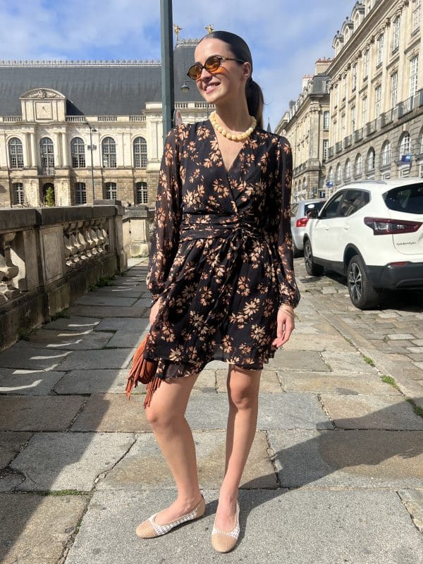 Robe courte à imprimé floral noir et camel